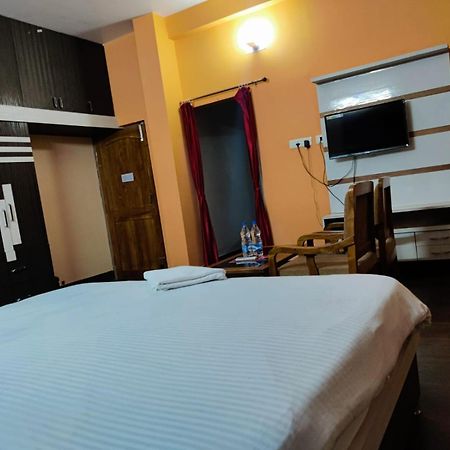 Chetan Inn Hotel Bhubaneswar Exterior foto