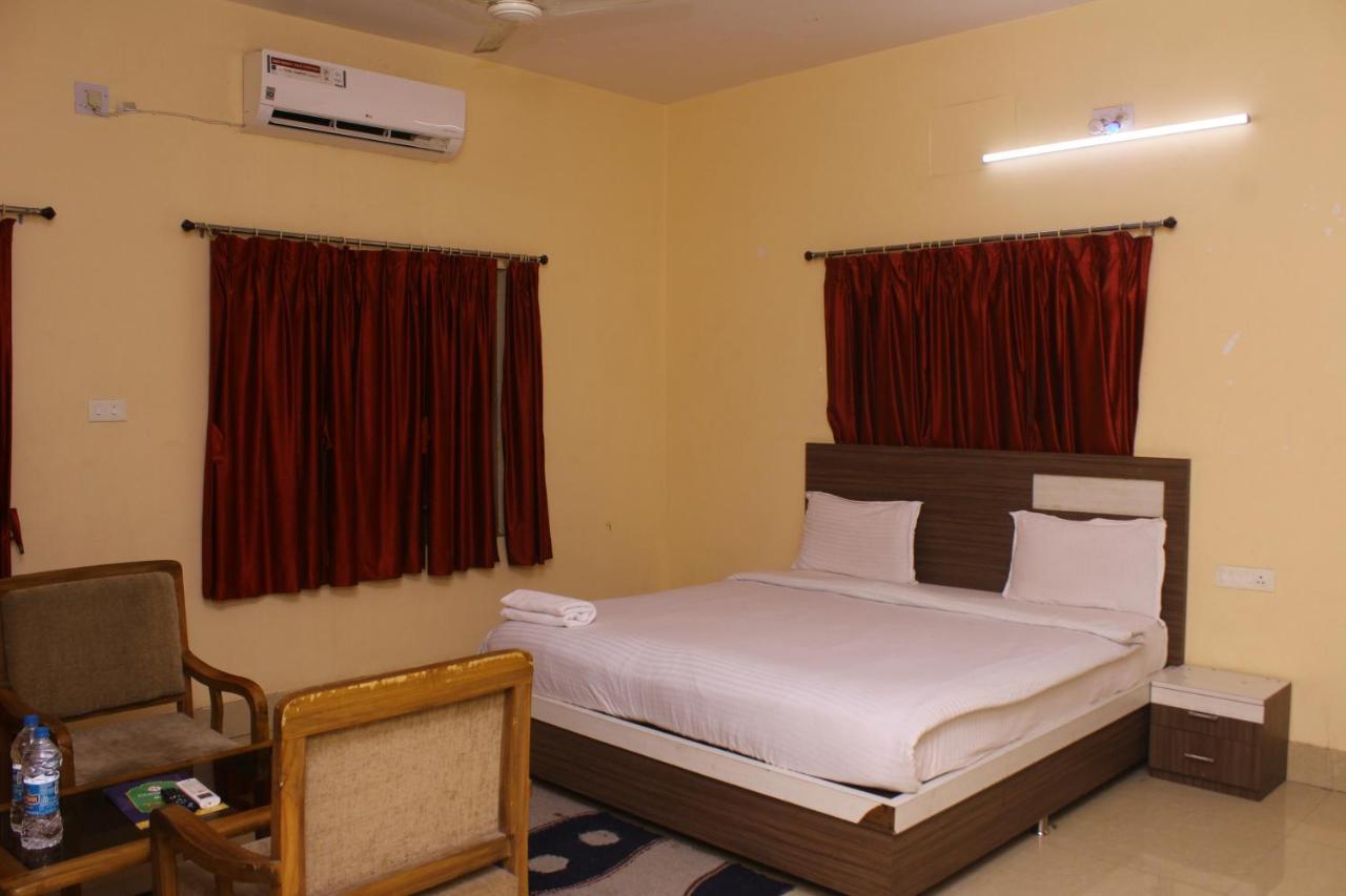Chetan Inn Hotel Bhubaneswar Exterior foto